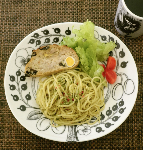 マグカップに注がれたコーヒー、オーバルプレートに盛られた薬膳ミートローフ、フリルレタス、ラディッシュの甘酢漬け、ジェノベーゼパスタが写っている。