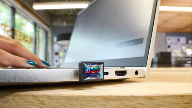 <figure class="wp-block-image size-large"><img alt="SanDisk Extreme Fit de 1 TB conectado a um notebook em ambiente de trabalho. O design compacto permite uso contínuo sem interferir no fechamento da tampa, reforçando a proposta de armazenamento 'plugue e esqueça" class="wp-image-864698" height="596" src="https://files.tecnoblog.net/wp-content/uploads/2025/11/sandisk-usb-pequeno-menor-pen-drive-1tb-1060x596.jpg" width="1060" /><figcaption class="wp-element-caption">SanDisk Extreme Fit é um pendrive USB-C de 1 TB pensado para uso contínuo (imagem: divulgação)</figcaption></figure>


<details class="tb-resumo tb-callout padrao">
    Resumo
    <div class="tb-resumo-topicos tb-callout-texto"><ul>
<li>SanDisk lançou o Extreme Fit, o menor pendrive de 1 TB do mundo, segundo a fabricante.</li>
<li>O dispositivo utiliza interface USB 3.2 Gen 1, com velocidades de até 400 MB/s, adequado para armazenar documentos, fotos e vídeos em 4K.</li>
<li>Está disponível em capacidades de 64 GB a 1 TB, com preços nos EUA variando de US$ 15,99 a US$ 117,99, sem previsão no Brasil.</li>
</ul>
</div>
</details>


<p>A SanDisk lançou o Extreme Fit, um pendrive USB-C de 1 TB que fica praticamente escondido na lateral do notebook. Com formato em L e dimensões parecidas com um dongle de mouse sem fio, o dispositivo foi pensado para ficar conectado permanentemente.</p>



<p>Você pode até esquecer que ele está lá, já que a proposta é resolver a falta de espaço em notebooks ultraportáteis, sem abrir mão 