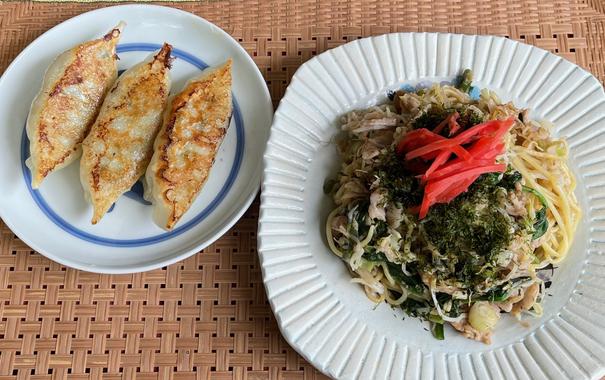 Yaki-Gyoza (dumpling with prawn, veg). Shio-Yakisoba (salt & pepper stir-fried noodles with pork, beansprout, spinach)