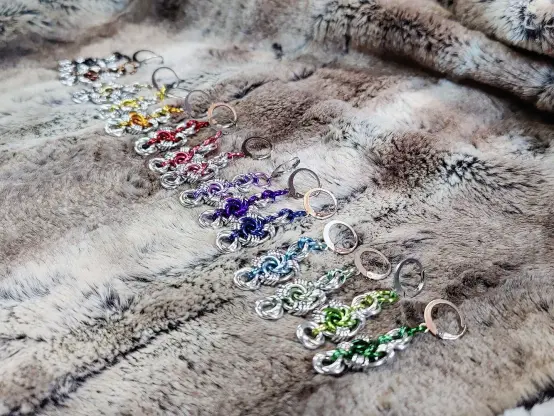 Mêmes boucles d'oreilles, montrées dans tout un nuancier de couleurs.