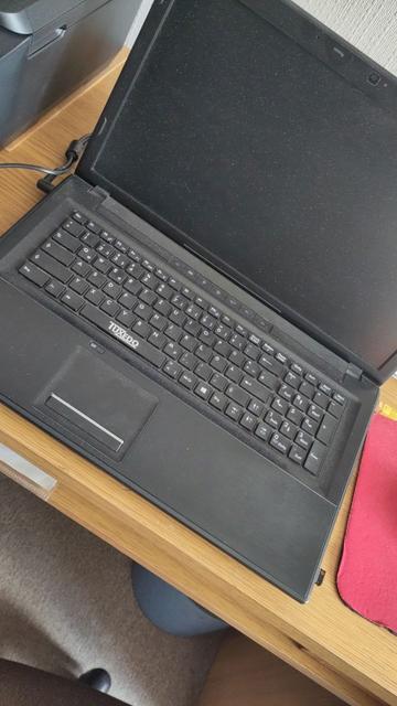 Alter Laptop auf einer Tischplatte