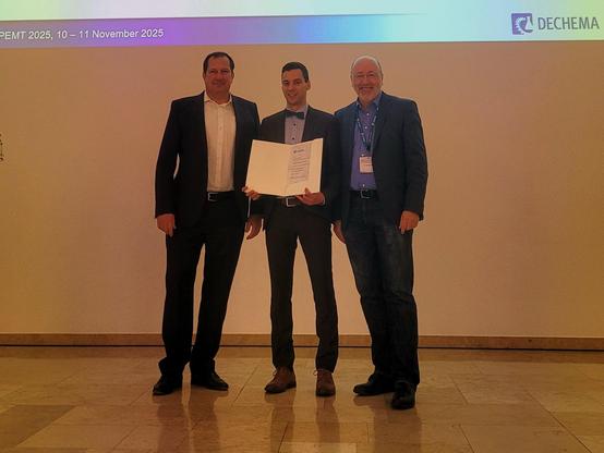 Preisverleihung bei einer Tagung in Frankfurt: v.l.n.r.: Dr. Andreas Förster; Geschäftsführer der Dechema.
Tom Goldberg, TUBAF
Dr. Michael Wilk, Merck KGaA