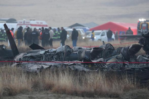 Servicios de emergencia trabajan en el lugar del accidente del avión militar turco C-130 cerca de la frontera con Azerbaiyán, en Sighnaghi (Georgia), el 12 de noviembre de 2025. (rakli Gedenidze / Reuters)