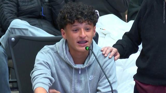 Ein Teenager aus Oregon, der 16-jährige Emmanuel „Manny“ Chavez aus Hillsboro, hält eine Rede zu den Razzien der US-Einwanderungsbehörde ICE. Dabei kämpft er mit den Tränen.  (Foto: TVCTV/Hillsboro City Council)