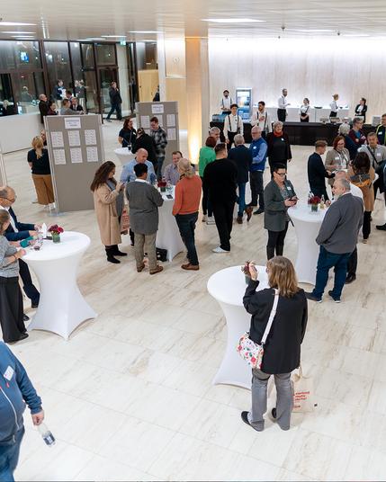 Gäste des DGB-Empfangs im Foyer