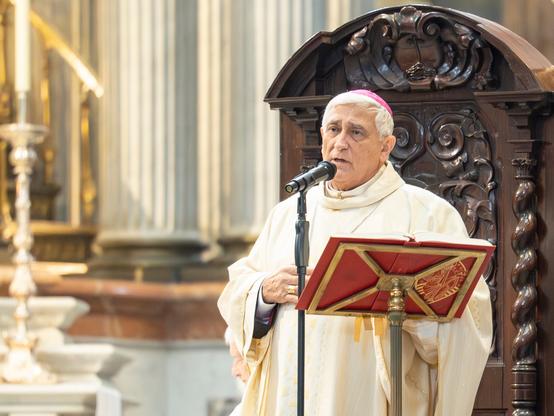 El obispo de Cádiz, Rafael Zornoza, oficiando la misa del pasado domingo en la catedral de la ciudad andaluza.