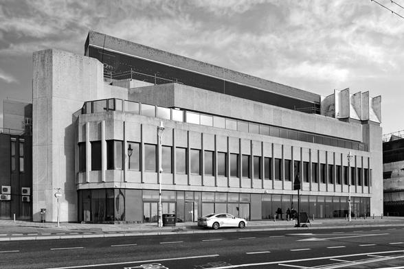 Monochrome photo of the Brighton Centre music and conference centre. Brutalist style, with up to 5,000 accommodated in the main auditorium. City of Brighton & Hove, UK