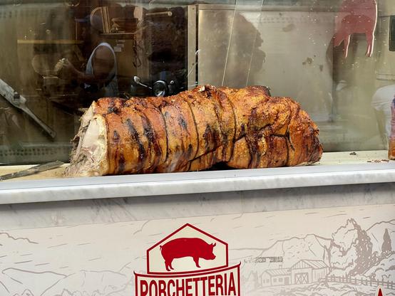 Fleisch 🍖 ausgestellt in einer Porchetteria in Rom.
