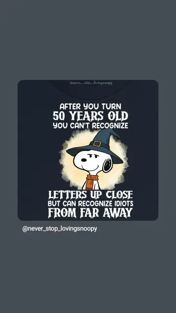 Snoopy mit Harry Potter Hut vor einer verschwommenen Sonne.
Text: After you turn 50 Years old you can't recognize letters up close but can recognize idiots from far away