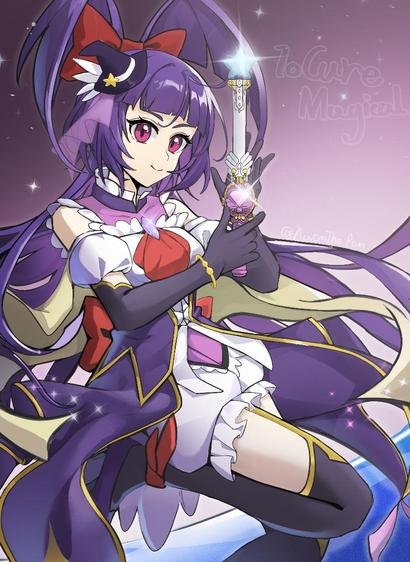 "Ilustración de estilo anime de una chica mágica con cabello largo y liso de color púrpura, peinado en dos coletas altas. Tiene ojos grandes y magenta y una expresión sonriente y confiada. Viste un elaborado traje de tonos púrpura, blanco y dorado, que incluye una blusa blanca con volantes, un corpiño púrpura con detalles dorados, y un gran lazo rojo en el pecho. Lleva un pequeño sombrero de bruja en la cabeza con un lazo rojo y una flor blanca, y guantes largos morados. Con ambas manos, sostiene una varita mágica verticalmente, que tiene una estrella azul brillante en la punta y un orbe de corazón rosa resplandeciente en el centro. El fondo es un degradado de púrpura claro con destellos dispersos, y el texto 'To Cure Magical' está escrito en la parte superior derecha."