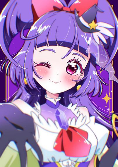 Primer plano de una chica anime joven con pelo largo y morado, que guiña un ojo y sonríe dulcemente. Sus grandes ojos son de color magenta brillante, y sus mejillas están sonrojadas. Su pelo morado está recogido con dos grandes coletas laterales, y adornado con un pequeño sombrero de bruja negro con una estrella dorada en un lado y un lazo rojo en la parte superior de la cabeza. Viste un atuendo blanco y morado con volantes, un gran lazo rojo en el pecho y un cristal morado. Parece estar extendiendo una mano hacia el espectador, con guantes oscuros. El fondo es morado oscuro con rayas verticales y destellos dorados, creando un ambiente mágico.
