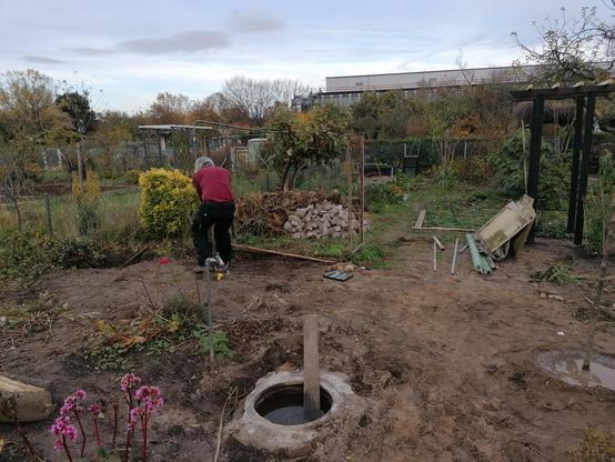 Plastiktomatenhaus abreißen, vorn noch der Rest des einbetonierten Fake-Brunnens, viel freue Fläche vom Abpflastern.