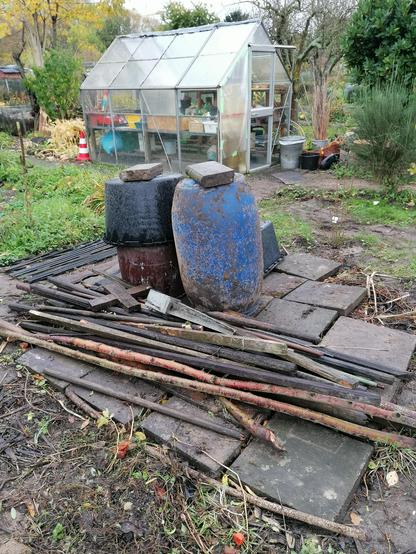 Der mit Grünschnitt verfüllte Teich, auf dem Betonplatten die Verrottung förderten und wo wir Altmetall usw. sammelten