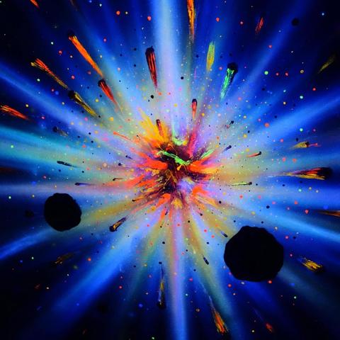 Darstellung des Urknalls. In der Mitte sind rote, gelbe und grüne Farben abgebildet, die strahlenförmig zum Bildrand hin blau werden. Der Hintergrund ist schwarz.