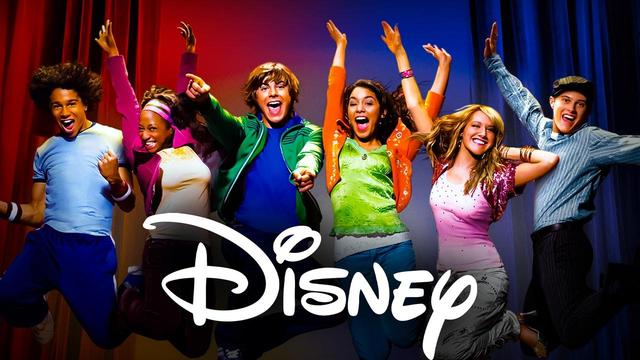 <img alt="Disney celebra i 20 anni di High School Musical con un nuovo logo (e possibili indizi su un revival)" class="webfeedsFeaturedVisual wp-post-image" height="720" src="https://i2.wp.com/images.thedirect.com/media/article_full/disney-high.jpg?w=1280&amp;resize=1280,720&amp;ssl=1" style="display: block; margin-bottom: 5px; clear: both;" title="Disney celebra i 20 anni di High School Musical con un nuovo logo (e possibili indizi su un revival)" width="1280" /><div class="starw-prima-del-contenuto_4" id="starw-3346022890"><div id="addendoContainer_Interstitial"></div></div><p>Disney ha svelato un <strong>nuovo logo per il franchise di <em>High School Musical</em></strong>, in occasione del ventesimo anniversario della saga che, dal 2006, ha segnato un’intera generazione di spettatori e lanciato alcune delle star più amate della casa di Burbank.<br />Il rinnovato emblema, apparso recentemente su prodotti ufficiali del merchandising Disney, ha subito acceso le speculazioni su <strong>un possibile revival</strong> o una nuova produzione legata al celebre musical ambientato alla East High.</p><div class="starw-contenuto_6" id="starw-464419775" style="margin-top: 2px; margin-bottom: 2px;"><!-- BOX 300x250 Articolo 1 -->
<div id="addendoContainer_9001" style="width: 300px; height: 250px;">
</div></div>
<h2>Un nuovo logo per il ventesimo anniversario</h2>
<p>Il logo commemorativo riprende l’estetica classica del design originale, arricchendola con una <strong>cornice circolare do