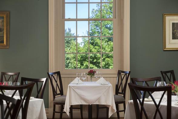 Varias mesas de un restaurante. (Getty Images)