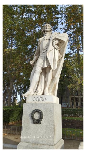 Escultura de Ramiro, primer rey de Aragón en 1063 ac. Está sobre un pedestal, con la información a sus pies y con aires altaneros