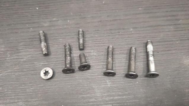 6 vis alignées sur une table
Celle là plus à gauche est cassée au niveau de la tête, les seconde, quatre et cinquième semblent entières mais sont plus courtes, signe qu'il y a eu casse, la 3ème est en 2 morceaux et la 6ème est neuve pour référence