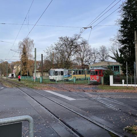 Depot der Schöneiche-Rüdersdorfer Straßenbahn.
3 verschiedene Straßenbahnen in weiß, beige-grün und rot warten auf die nächsten Einsätze.