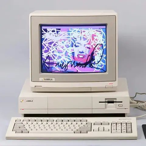 Un portrait de Marilyn Monroe sur un gros écran cathodique d'Amiga avec un clavier devant. On voit une énorme signature "Andy Warhol"