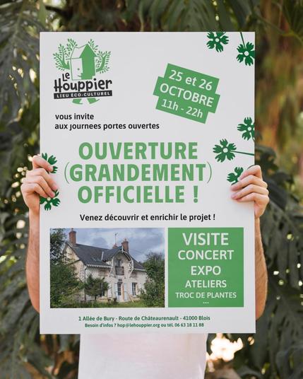 Affiche présentant l'ouverture officielle du Houppier et les journées portes ouvertes du 25 et 26 octobre 2025. On y voit les couleurs de l'identité visuelle, le logo, la typographie de titrage, une photo du tiers lieu et le programme