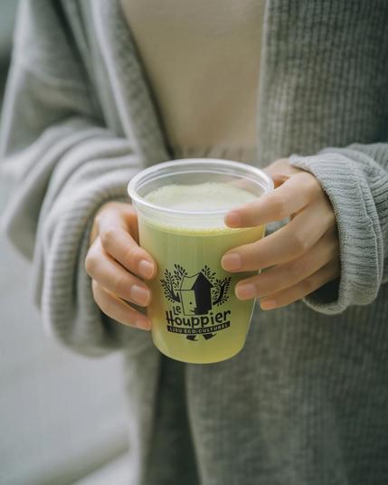 éco-cup transparente sur laquelle est imprimé le logo du Houppier en monochrome noir