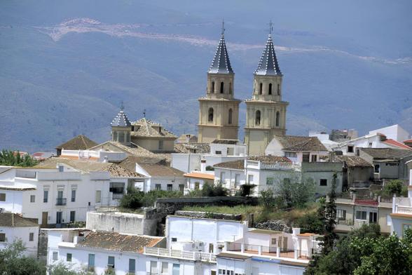 La iglesia de Nuestra Señora de la Expectación sobresaliendo en el paisaje del pueblo de Órgiva. (Getty Images)