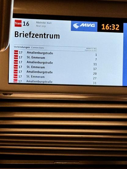 Das Foto zeigt einen digitalen Fahrgastinformationsmonitor der Münchner Verkehrsgesellschaft (MVG) in einer Straßenbahn. Oben links steht „Tram 16“, rechts ist die Uhrzeit „16:32“ zu sehen. Als nächster Halt wird „Briefzentrum“ angezeigt. Darunter steht eine Liste von Anschlussverbindungen: Tram 17 fährt in regelmäßigen Abständen Richtung „Amalienburgstraße“ und „St. Emmeram“, jeweils mit der Abfahrtzeit in Minuten (z.B. in 1, 7, 11 Minuten usw.). Das Design ist klar strukturiert mit weißem Hintergrund und kontrastreicher Schrift, die Inhalte sind in Deutsch und teilweise auf Englisch wiedergegeben (z. B. „Connections“).
