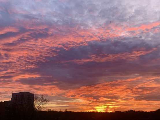 Ein blauer und roter Abendhimmel, vor 15 Min.