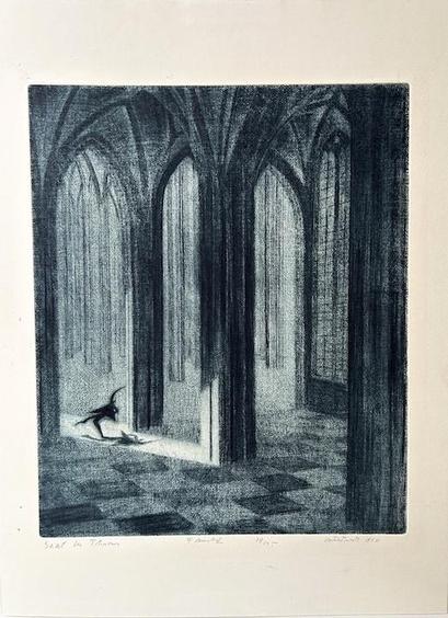 Das Bild zeigt ein übergroßes gotisches Gewölbe als Thronsaal des Kaisers zu Beginn von Goethes Faust II. Eine im Vergleich zu den riesigen Säulen kleine Gestalt eilt durch den Saal - es ist Mephisto in der Rolle des Hofnarren des Kaisers.