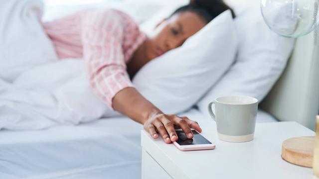 Hast du im Traum schon mal dein Smartphone benutzt? Viele Menschen träumen nicht vom Handy, und wenn doch, dann funktioniert es nicht richtig. (Foto: IMAGO, IMAGO / YAY Images)