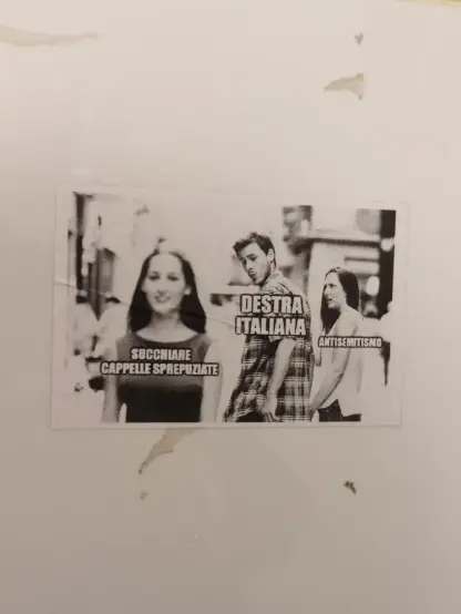 Meme ragazzo con fidanzata che si gira a guardare un altra.
RAGAZZO= destra
FIDANZATA= antisemitismo
L'ALTRA= succhiare cappelle sprepuziate