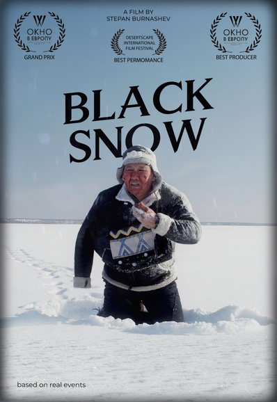 "Khara khaar" di Stepan Burnashev, 84 minuti, 2020.
-Gosha è un camionista che trasporta merci nelle remote parti settentrionali della Repubblica di Sakha (Yakutia). Insieme al cibo, porta nei villaggi la vodka, lucrando sulla popolazione locale con alcol di bassa qualità…-

ALT: Locandina del film "Black Snow" di Stepan Burnashev, basato su eventi reali. Mostra un uomo vestito con abiti invernali, che cammina faticosamente nella neve profonda in un paesaggio innevato e isolato. Il volto e i vestiti sono coperti di neve, suggerendo condizioni estreme e tensione emotiva. Il poster include riconoscimenti come il Grand Prix di OKHO в Европу e il premio per la miglior interpretazione al Desertscape International Film Festival.