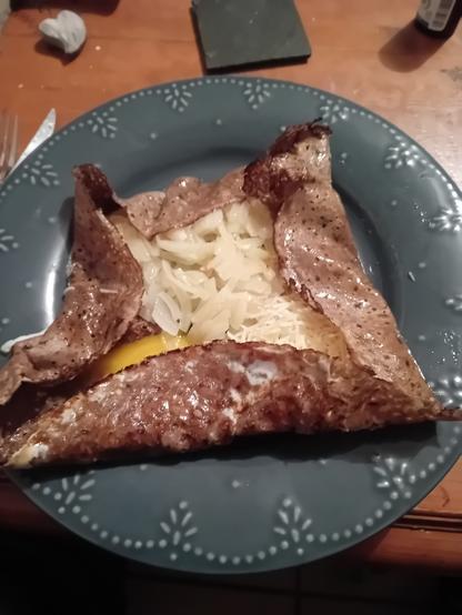 Galette oignon, œufs et fromage dans une assiette bleue