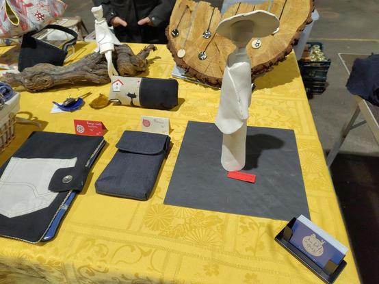 Étal de pochettes en tissus et créations sculptées