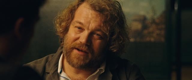 #filmstill von Schauspieler Wolfgang Lampl mit als ORF Radio Tontechniker Kerschner im grauen Arbeitskittel mit Vollbart und halblangen Haaren