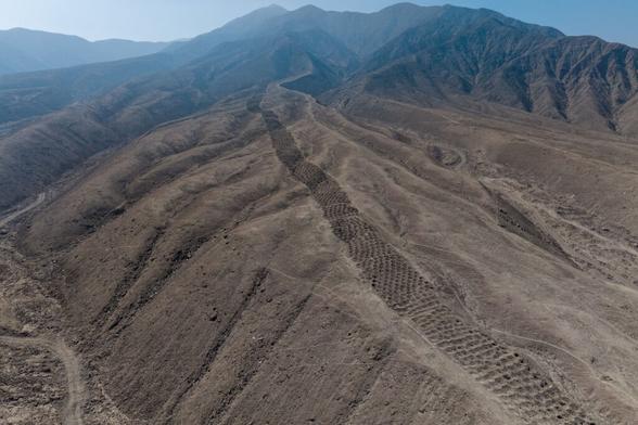 インカ帝国の「蛇の山」、5200個もの謎の穴の正体とは、新説 | ナショナル ジオグラフィック日本版サイト