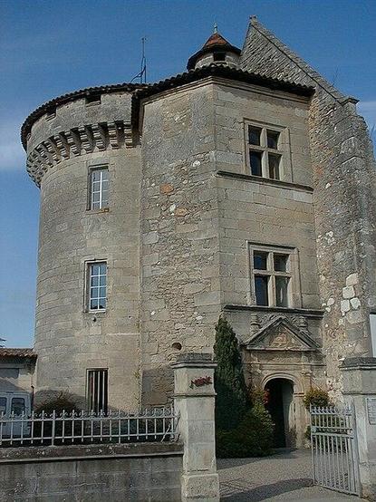 Ancien château des Archevêques de Bordeaux à #LamotheMontravel (#Dordogne) Petit manoir ayant servi d'habitation aux évêques de Bordeaux. Edifice à pignon et grosse tour du XVe siècle. Chemin de ronde sur corbe...
Suite 👉 https://monumentum.fr/monument-historique/pa00082604/lamothe-montravel-ancien-chateau-des-archeveques-de-bordeaux
#Patrimoine #MonumentHistorique
Photo CC-BY-SA 4.0 : Pays du Grand Bergeracois