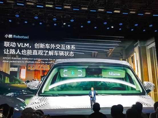 <p>中国の電気自動車（EV）メーカー「小鵬汽車（Xpeng motors）」の何小鵬CEOは11月5日、年次イベント「小鵬科技日（XPENG AI Day）」に登壇し、自動運転タクシー（ロボタクシー）事業参入に向け、アリババグループ傘下の地図アプリ大手「高徳地図（Autonavi）」と戦略提携を締結したと発表した。</p>
<p>高徳は小鵬のロボタクシー事業における最初の提携パートナーとして、中国および海外市場でのロボタクシー事業展開を共同で推進する。小鵬は2026年に自社開発の自動運転車3車種を投入し、ロボタクシーの試験営業を開始する。これらの車両は高徳の配車プラットフォームと連携し、利用者は高徳のアプリからロボタクシーを直接呼び出せるようになる。</p>
<p><img alt="" class="aligncenter wp-image-443600 size-full" height="466" src="https://36krjp-1316517779.cos.ap-tokyo.myqcloud.com/uploads/2025/11/2025111118403855c58258-e178-4bc5-8a10-eb48c41ddb9c848.jpeg" width="1024" /></p>
<p>小鵬のロボタクシーは第2世代VLA（Vision-Language-Action）モデルを搭載しており、世界各国の交通ルールに自律的に対応することが可能。ユーザー体験を向上させるため、車外とのインタラクション機能も実装し、フロントガラスに車両の動きを表示する予定だという。</p>
<p>同イベントでは、第5世代の人型ロボット（ヒューマノイド）「IRON」も発表し、2026年末の量産開始を目指すと明らかにした。小鵬はEVから人型ロボット、ロボタクシーまでを展開しており、その多角化戦略の類似性から「中国版テスラ」とも呼ばれている。</p>
<blockquote class="wp-embedded-content"><p><a href="https://36kr.jp/442954/">小鵬汽車ヒューマノイド「IRON」ー&#8221;人間にしか見えない&#8221;と話題　中の人疑惑も</a></p></blockquote>
<p></p>
<p>（36Kr Japan編集部・茶谷弥生）</p>