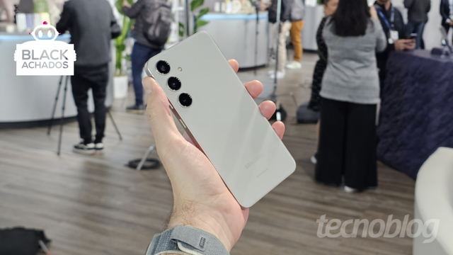 <div class="widget-produto">
            <div class="oferta ">
            <div class="widget-header">
                                    <div class="imagem">
                        <a class="title tb-block-link" href="https://tecno.click/q9s" rel="sponsored nofollow" target="_blank"><img src="https://files.tecnoblog.net/wp-content/uploads/2024/11/galaxy-s24-imagem-thassius-velosotecnoblog-1060x596.png" /></a>
                    </div>
                
                <div class="widget-info-container">
                    <div class="widget-info">
                        <a class="title tb-block-link" href="https://tecno.click/q9s" rel="sponsored nofollow" target="_blank">Samsung Galaxy S24 (256 GB)</a>
                        <a class="price tb-block-link" href="https://tecno.click/q9s" rel="sponsored nofollow" target="_blank">R$ 2.664,76</a>
                    </div>
                                            <div class="discount"><s>R$ 6.499,00</s><b>59% OFF</b></div>
                                    </div>

                                    <hr class="tb-divider" />

                    <div class="pros-cons">
                        <div class="pros">
                            <span>Prós</span>
                            <ul>
                                                                        <li>Tela LTPO AMOLED Dinâmico com taxa de até 120 Hz</li>
                                                                            <li>Câmera principal de 50 MP