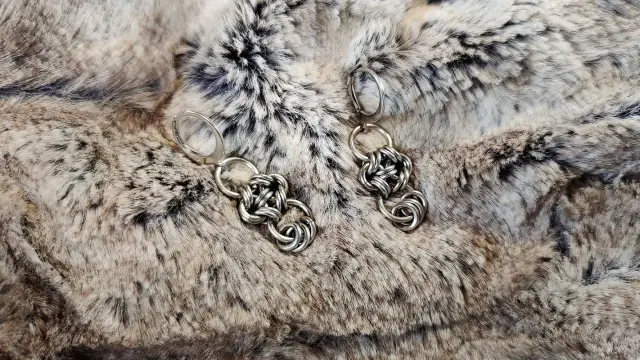 Boucles d'oreilles en maille, entièrement en acier inoxydable.