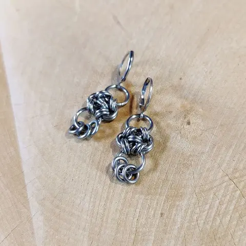 Mêmes boucles d'oreilles, montrées sous un angle différent.