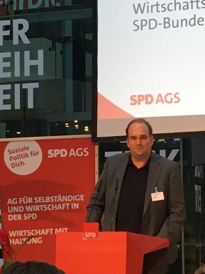 Sebastian Roloff, MdB und Co-Vorsitzender der SPD in Bayern bei der Laudatio für die toolcraft AG
