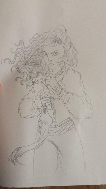 Boceto de una pirata de un cómic que tengo pendiente. De nombre María Luz, es antagonista, hábil y peligrosa. Aquí lleva el pelo suelto excepto una trenza en un lateral. Porta un cuchillo curvo que está sacando mientras mira al espectador.
Viste con una blusa ancha y un corsé underbust, antebrazo izquierdo vendado, fajín y pantalones que no se ven del todo pues es un plano americano.