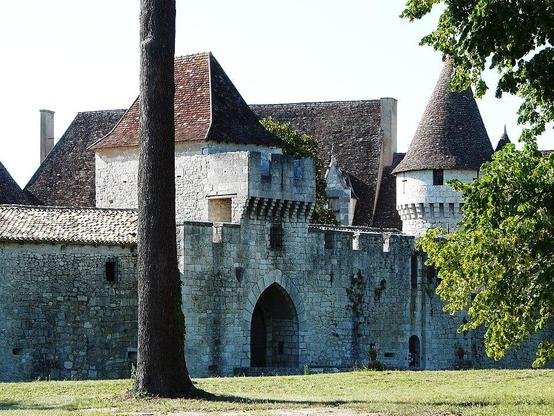 Domaine du Château de Bridoire à #Ribagnac (#Dordogne) Construction échelonnée du XIIe siècle au XIXe siècle.Un oppidum romain dut être à l'origine du château actuel. Cet oppidum devait protéger le franchisseme...
Suite 👉 https://monumentum.fr/monument-historique/pa00083078/ribagnac-domaine-du-chateau-de-bridoire
#Patrimoine #MonumentHistorique
Photo CC-BY-SA 4.0 : Père Igor