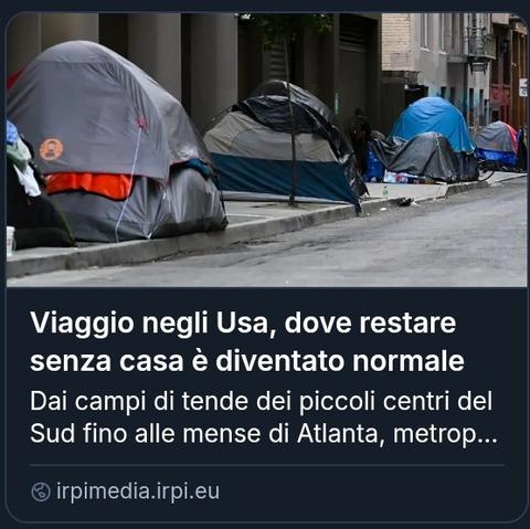 Diverse tende da campeggio di vari colori (grigio, blu, nero) sono allestite su un marciapiede urbano accanto a una strada, con edifici sullo sfondo. L'immagine illustra un articolo intitolato 'Viaggio negli Usa, dove restare senza casa è diventato normale', che parla di campi di tende e mense per i senzatetto negli Stati Uniti.