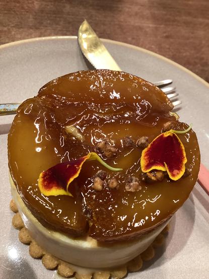 La Camille est arrivée, mais le Dominique est encore là ! Il s’agit de notre version de la tarte tatin, sans gluten.
#sansgluten #glutenfree #paris #paris18 #pâtisserie #pomme #tatin #tartetatin #caramel #sarrasin #art #artculinaire #photo #cuisinefrançaise