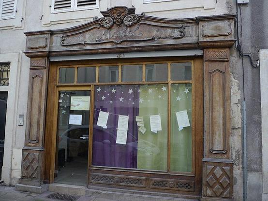 Magasin Michel à #PontàMousson (#MeurtheEtMoselle) Joseph Michel acquit l'immeuble en 1889 pour y installer un atelier d'ébénisterie et un magasin. L'atelier fut repris par ses deux fils, qui mirent en place la...
Suite 👉 https://monumentum.fr/monument-historique/pa54000066/pont-a-mousson-magasin-michel
#Patrimoine #MonumentHistorique
Photo CC-BY-SA 4.0 : François BERNARDIN