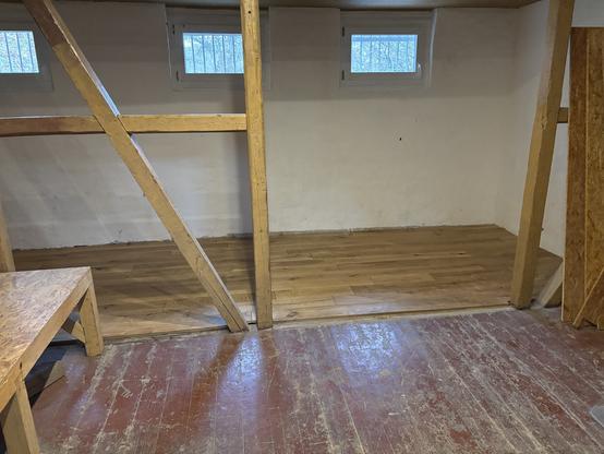 Der hinter Teil des Schlafraum mit neu verlegtem Fußboden.