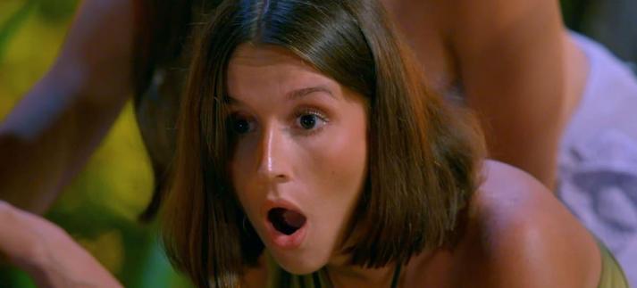 Sandra reacciona a las imágenes de su novio en 'La isla de las tentaciones 9'. / Mediaset